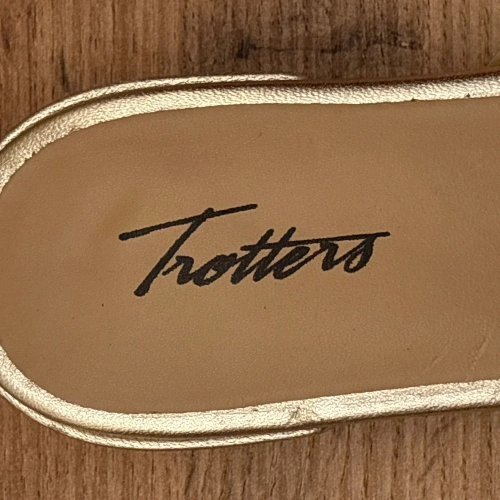 TROTTERS Nell Slide Sandal Women Size 11 Gold Leather Slip On Flat Summer Resort